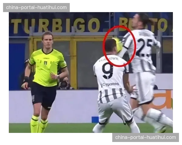 一次未成功的反击：劳塔罗分球稍大，图拉姆奋力追赶仍出底线