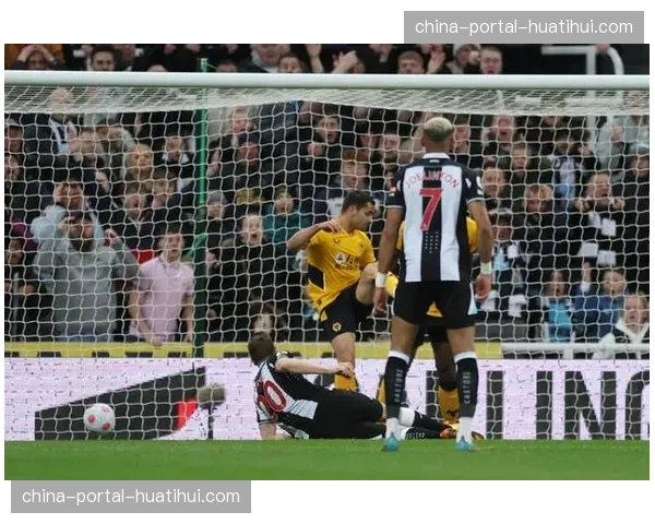 “评论：英超保级混战空前惨烈，从第12名到第18名仅差5分”