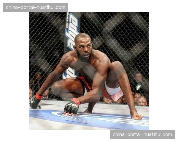 从手术到回归：深度追踪膝伤康复后“骨头”琼斯在UFC 300的表现